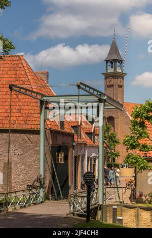 Enkhuizen, Niederlande. Juni 2022. Die Kirche und Zugbrücke des Zuiderzee Museums in Enkhuizen. Hochwertige Fotos Stockfoto