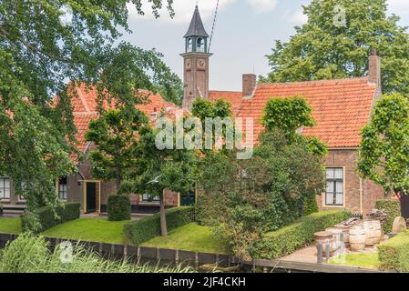 Enkhuizen, Niederlande. Juni 2022. Die Kirche und Zugbrücke des Zuiderzee Museums in Enkhuizen. Hochwertige Fotos Stockfoto