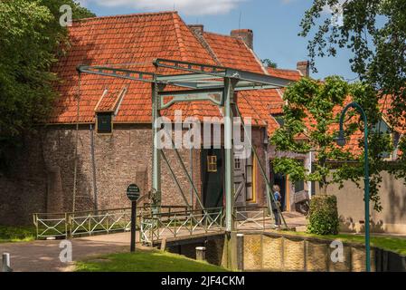 Enkhuizen, Niederlande. Juni 2022. Die Kirche und Zugbrücke des Zuiderzee Museums in Enkhuizen. Hochwertige Fotos Stockfoto