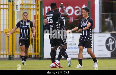 Charleroi's Ryota Morioka feiert nach dem Tor während eines Freundschaftsspiels zwischen den Fußballteams der ersten Liga SV Zulte Waregem und Sporting Charleroi, vor der Saison 2022-2023, Mittwoch, 29. Juni 2022 in Ingelmunster. BELGA FOTO VIRGINIE LEFOUR Stockfoto