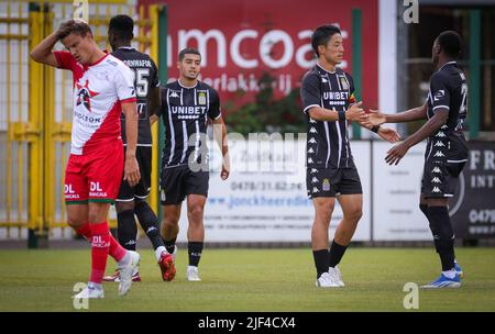 Charleroi's Ryota Morioka feiert nach dem Tor während eines Freundschaftsspiels zwischen den Fußballteams der ersten Liga SV Zulte Waregem und Sporting Charleroi, vor der Saison 2022-2023, Mittwoch, 29. Juni 2022 in Ingelmunster. BELGA FOTO VIRGINIE LEFOUR Stockfoto