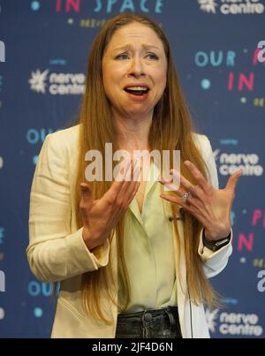 Chelsea Clinton im Gespräch im Lyric Theatre in Belfast. Bilddatum: Mittwoch, 29. Juni 2022. Stockfoto