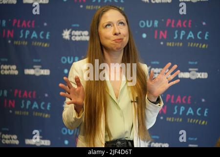 Chelsea Clinton im Gespräch im Lyric Theatre in Belfast. Bilddatum: Mittwoch, 29. Juni 2022. Stockfoto