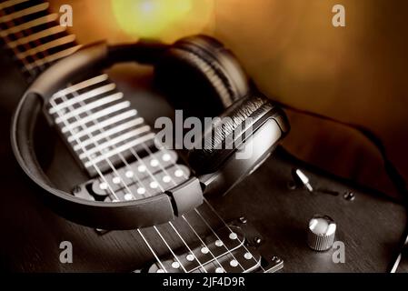 Musikinstrument - E-Gitarre und Kopfhörer. Sound Banner Poster Konzept für Werbung. Stockfoto
