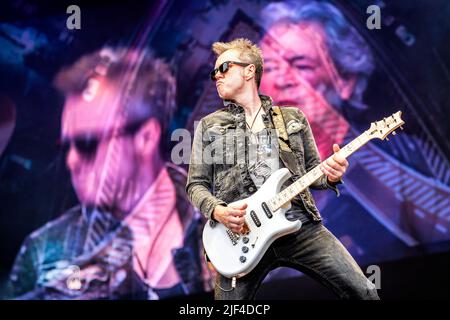 Oslo, Norwegen. 25., Juni 2022. Die englische Rockband Deep Purple spielt ein Live-Konzert während des norwegischen Musikfestivals Tons of Rock 2022 in Oslo. Hier ist Gitarrist Simon McBride live auf der Bühne zu sehen. (Foto: Gonzales Photo - Terje Dokken). Stockfoto