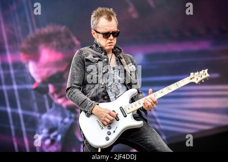 Oslo, Norwegen. 25., Juni 2022. Die englische Rockband Deep Purple spielt ein Live-Konzert während des norwegischen Musikfestivals Tons of Rock 2022 in Oslo. Hier ist Gitarrist Simon McBride live auf der Bühne zu sehen. (Foto: Gonzales Photo - Terje Dokken). Stockfoto