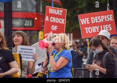 London, England, Großbritannien. 29.. Juni 2022. Eine Protesterin macht sich Gehör. Demonstranten versammelten sich am Tag, nachdem er sein Soundsystem von der Polizei beschlagnahmt hatte, als der Gesetzentwurf für Polizei, Kriminalität, Verurteilung und Gerichte in Großbritannien in Kraft trat, in Solidarität mit dem Anti-Brexit-Aktivisten Steve Bray, der die „lauten“ Proteste einschränkte und aus Protest gegen die Einschränkungen protestierte. Die Demonstranten spielten laute Musik auf einem neuen Soundsystem. (Bild: © Vuk Valcic/ZUMA Press Wire) Stockfoto