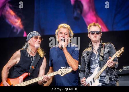 Oslo, Norwegen. 25., Juni 2022. Die englische Rockband Deep Purple spielt ein Live-Konzert während des norwegischen Musikfestivals Tons of Rock 2022 in Oslo. Hier ist Sänger und Songwriter Ian Gillan live auf der Bühne zwischen Bassist Roger Glover (L) und Gitarrist Simon McBride (R) zu sehen. (Foto: Gonzales Photo - Terje Dokken). Stockfoto