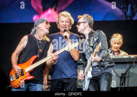 Oslo, Norwegen. 25., Juni 2022. Die englische Rockband Deep Purple spielt ein Live-Konzert während des norwegischen Musikfestivals Tons of Rock 2022 in Oslo. Hier ist Sänger und Songwriter Ian Gillan live auf der Bühne zwischen Bassist Roger Glover (L) und Gitarrist Simon McBride (R) zu sehen. (Foto: Gonzales Photo - Terje Dokken). Stockfoto