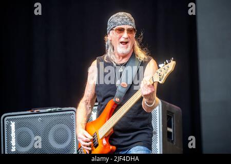 Oslo, Norwegen. 25., Juni 2022. Die englische Rockband Deep Purple spielt ein Live-Konzert während des norwegischen Musikfestivals Tons of Rock 2022 in Oslo. Hier ist Bassist Roger Glover live auf der Bühne zu sehen. (Foto: Gonzales Photo - Terje Dokken). Stockfoto