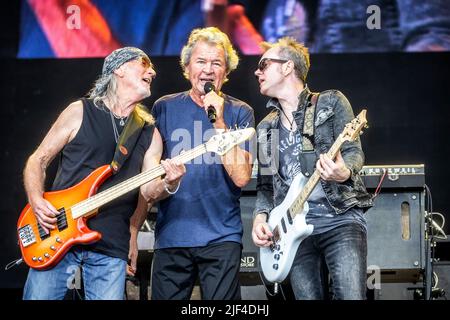 Oslo, Norwegen. 25., Juni 2022. Die englische Rockband Deep Purple spielt ein Live-Konzert während des norwegischen Musikfestivals Tons of Rock 2022 in Oslo. Hier ist Sänger und Songwriter Ian Gillan live auf der Bühne zwischen Bassist Roger Glover (L) und Gitarrist Simon McBride (R) zu sehen. (Foto: Gonzales Photo - Terje Dokken). Stockfoto