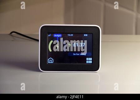 Ein Strom-Smart-Meter, Überprüfung des Stromverbrauchs, Großbritannien Stockfoto
