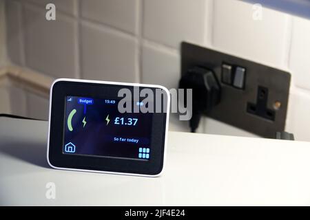 Ein Strom-Smart-Meter, Überprüfung des Stromverbrauchs, Großbritannien Stockfoto