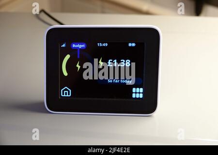 Ein Strom-Smart-Meter, Überprüfung des Stromverbrauchs, Großbritannien Stockfoto