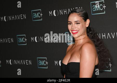 28. Juni 2022 - Los Angeles, Kalifornien - Yazzmin Newell. AMC+ Original-Serie „Moonhaven“ Premiere. (Bild: © Billy Bennight/AdMedia über ZUMA Press Wire) Stockfoto