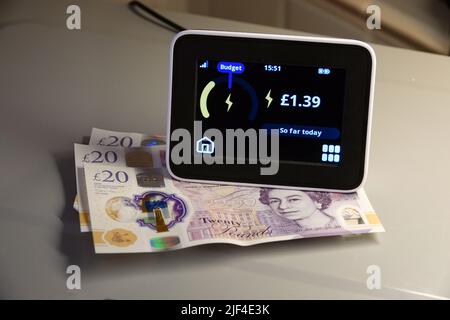 Ein Strom-Smart-Meter, Überprüfung des Stromverbrauchs, Großbritannien Stockfoto