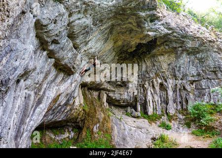 Kletterer auf steilen Kalksteinklippen bei Giggleswick bei Ingleton, Yorkshire Dales, North Yorkshire, Großbritannien Stockfoto