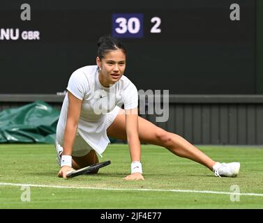 London, Gbr. 29.. Juni 2022. London Wimbledon Championships Day 3 29/06/2022 Down and Out - Emma Raducanu (GBR) verliert Spiel in der zweiten Runde Credit: Roger Parker/Alamy Live News Stockfoto