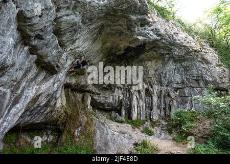 Kletterer auf steilen Kalksteinklippen bei Giggleswick bei Ingleton, Yorkshire Dales, North Yorkshire, Großbritannien Stockfoto