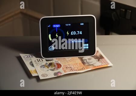 Ein Strom-Smart-Meter, mit Steckdose, Überprüfung des Stromverbrauchs, Großbritannien Stockfoto