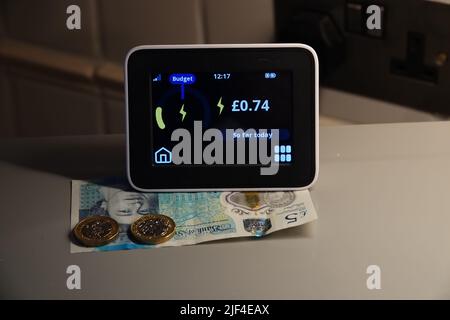 Ein Strom-Smart-Meter, mit Steckdose, Überprüfung des Stromverbrauchs, Großbritannien Stockfoto