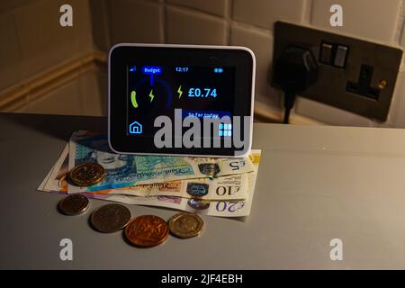 Ein Strom-Smart-Meter, mit Steckdose, Überprüfung des Stromverbrauchs, Großbritannien Stockfoto