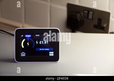 Ein Strom-Smart-Meter, mit Steckdose, Überprüfung des Stromverbrauchs, Großbritannien Stockfoto