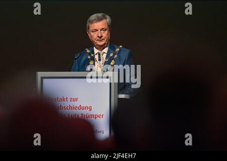 Magdeburg, Deutschland. 29.. Juni 2022. Lutz Trümper (SPD), Oberbürgermeister der Landeshauptstadt Sachsen-Anhalt, spricht bei der feierlichen Pensionierung als Oberbürgermeister. Am 30. Juni 2022 wird sein nicht-parteiischer Nachfolger als neuer Oberbürgermeister der Landeshauptstadt Magdeburg vereidigt. Dafür ist eine Sondersitzung des stadtrates geplant. Quelle: Klaus-Dietmar Gabbert/dpa/Alamy Live News Stockfoto