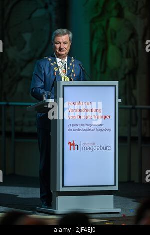 Magdeburg, Deutschland. 29.. Juni 2022. Lutz Trümper (SPD), Oberbürgermeister der Landeshauptstadt Sachsen-Anhalt, spricht bei der feierlichen Pensionierung als Oberbürgermeister. Am 30. Juni 2022 wird sein nicht-parteiischer Nachfolger als neuer Oberbürgermeister der Landeshauptstadt Magdeburg vereidigt. Dafür ist eine Sondersitzung des stadtrates geplant. Quelle: Klaus-Dietmar Gabbert/dpa/Alamy Live News Stockfoto
