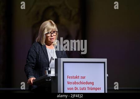 Magdeburg, Deutschland. 29.. Juni 2022. Die Bürgermeisterin von Magdeburg, Simone Borris (nicht-Partei), spricht bei der Zeremonie zu den Gästen, um den Oberbürgermeister der Landeshauptstadt zu verabschieden. Simone Borris wird am 30. Juni 2022 als neue Oberbürgermeisterin der Landeshauptstadt Magdeburg vereidigt. Zu diesem Zweck ist eine Sondersitzung des stadtrates geplant. Borris ersetzt Lutz Trümper, der seit 21 Jahren Oberbürgermeister ist. Quelle: Klaus-Dietmar Gabbert/dpa/Alamy Live News Stockfoto