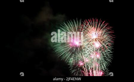 Spektakuläres buntes Feuerwerk, das am Nachthimmel planscht Stockfoto
