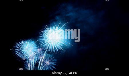Fantastisches, lebendiges arktisches blaues Feuerwerk, das am Nachthimmel planscht Stockfoto