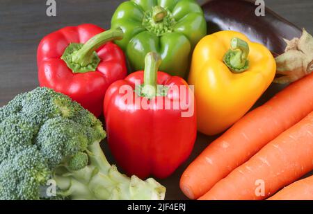 Ein Haufen bunt gemischtes frisches Gemüse für das Konzept des WOHLBEFINDENS Stockfoto