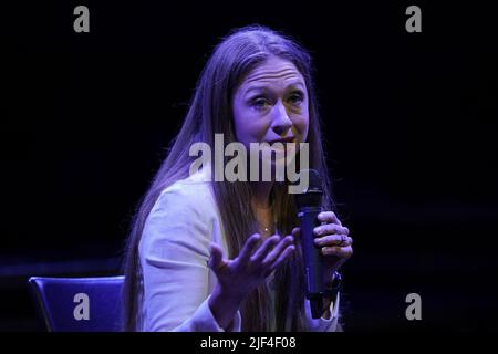 Chelsea Clinton im Gespräch im Lyric Theatre in Belfast. Bilddatum: Mittwoch, 29. Juni 2022. Stockfoto