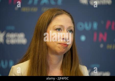 Chelsea Clinton im Gespräch im Lyric Theatre in Belfast. Bilddatum: Mittwoch, 29. Juni 2022. Stockfoto