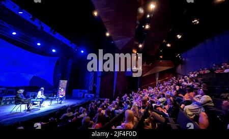 Chelsea Clinton im Gespräch im Lyric Theatre in Belfast. Bilddatum: Mittwoch, 29. Juni 2022. Stockfoto