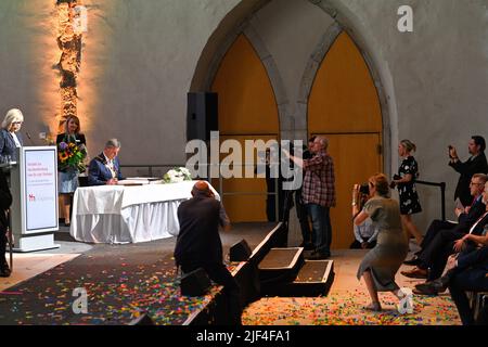 Magdeburg, Deutschland. 29.. Juni 2022. Lutz Trümper (3vl, SPD), Oberbürgermeister der Landeshauptstadt Sachsen-Anhalt, unterzeichnet bei der feierlichen Pensionierung als Oberbürgermeister das Goldene Buch der Stadt. Am 30. Juni 2022 wird sein nicht-parteiischer Nachfolger als neuer Oberbürgermeister der Landeshauptstadt Magdeburg vereidigt. Zu diesem Zweck ist eine Sondersitzung des stadtrates geplant. Quelle: Klaus-Dietmar Gabbert/dpa/ZB/dpa/Alamy Live News Stockfoto