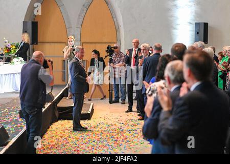 Magdeburg, Deutschland. 29.. Juni 2022. Lutz Trümper (4vl, SPD), Oberbürgermeister der Landeshauptstadt Sachsen-Anhalt, steht vor den Gästen, die bei der feierlichen Verabschiedung als Oberbürgermeister applaudieren. Am 30. Juni 2022 wird sein nicht-parteilicher Nachfolger als neuer Oberbürgermeister der Landeshauptstadt Magdeburg vereidigt. Dafür ist eine Sondersitzung des stadtrates geplant. Quelle: Klaus-Dietmar Gabbert/dpa/Alamy Live News Stockfoto