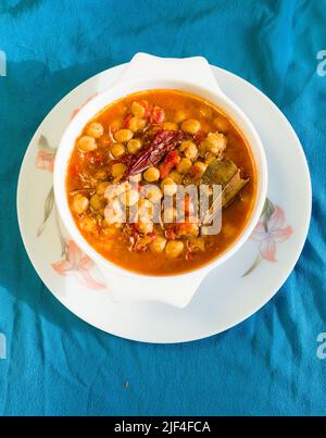 Chana Masala oder Kabuli Chana oder Chole oder Choley ist ein indisches Punjabi-Gericht oder Beilage mit in Zwiebel und Tomatensauce sautierten Chickpea. Stockfoto