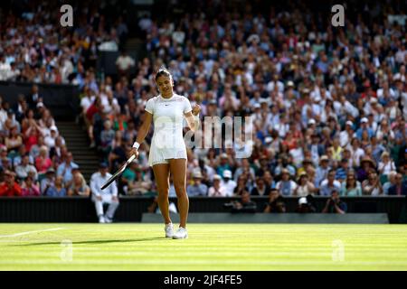 Am dritten Tag der Wimbledon Championships 2022 im All England Lawn Tennis and Croquet Club, Wimbledon, reagiert die britische Emma Raducanu im zweiten Spiel auf dem Mittelfeld gegen die französische Caroline Garcia. Bilddatum: Mittwoch, 29. Juni 2022. Stockfoto