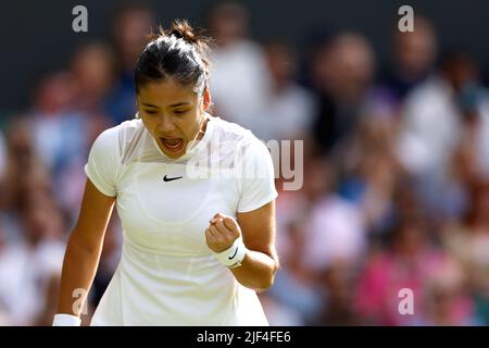 Am dritten Tag der Wimbledon Championships 2022 im All England Lawn Tennis and Croquet Club, Wimbledon, reagiert die britische Emma Raducanu im zweiten Spiel auf dem Mittelfeld gegen die französische Caroline Garcia. Bilddatum: Mittwoch, 29. Juni 2022. Stockfoto