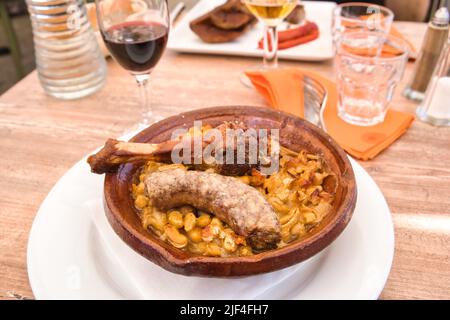 Nahaufnahme eines typischen französischen Gerichts: Cassoulet ein köstliches und nahrhaftes Gericht Stockfoto