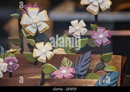 Nahaufnahme einer Komposition von Schokoladenblumen in einem Schokoladengeschäft in Carcassonne Stockfoto