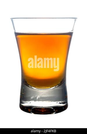 Cocktailglas mit Brandy oder Whiskey - Small Shot. Isoliert auf weißem Hintergrund. Stockfoto