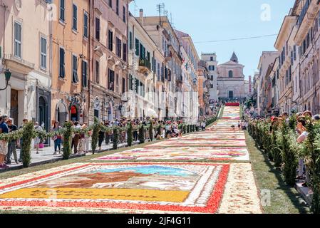 GENZANO, ITALIEN - 19. JUNI: Blumenfest die Infiorata di Genzano am 18. Juni 2022 in Genzano, Italien, der prächtige blumige Teppich aus Blütenblättern Stockfoto