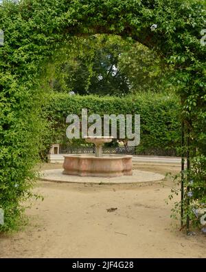 Marmorbrunnen im Zentrum des kleinen platzes im Park von Sevilla, Andalusien, Spanien. Stockfoto