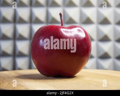 Ein großer roter Apfel. Apfel der Sorte Red Chief. Stockfoto