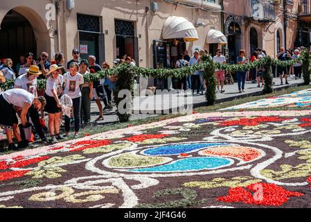 GENZANO, ITALIEN - 19. JUNI: Blumenfest die Infiorata di Genzano am 18. Juni 2022 in Genzano, Italien, der prächtige blumige Teppich aus Blütenblättern Stockfoto