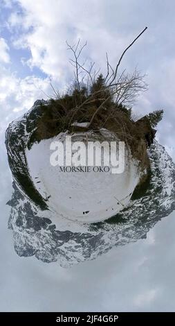 Morskie oko, Polen - Text geschrieben auf einer 360 Grad Ansicht der Berge auf einem gefrorenen See mit weißem Schnee Stockfoto