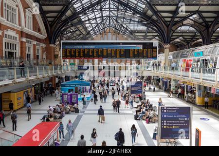 Eine allgemeine Ansicht des Bahnhofs London Liverpool Street. Bild aufgenommen am 28.. Juni 2022. © Belinda Jiao jiao.bilin@gmail.com 07598931257 https://ww Stockfoto